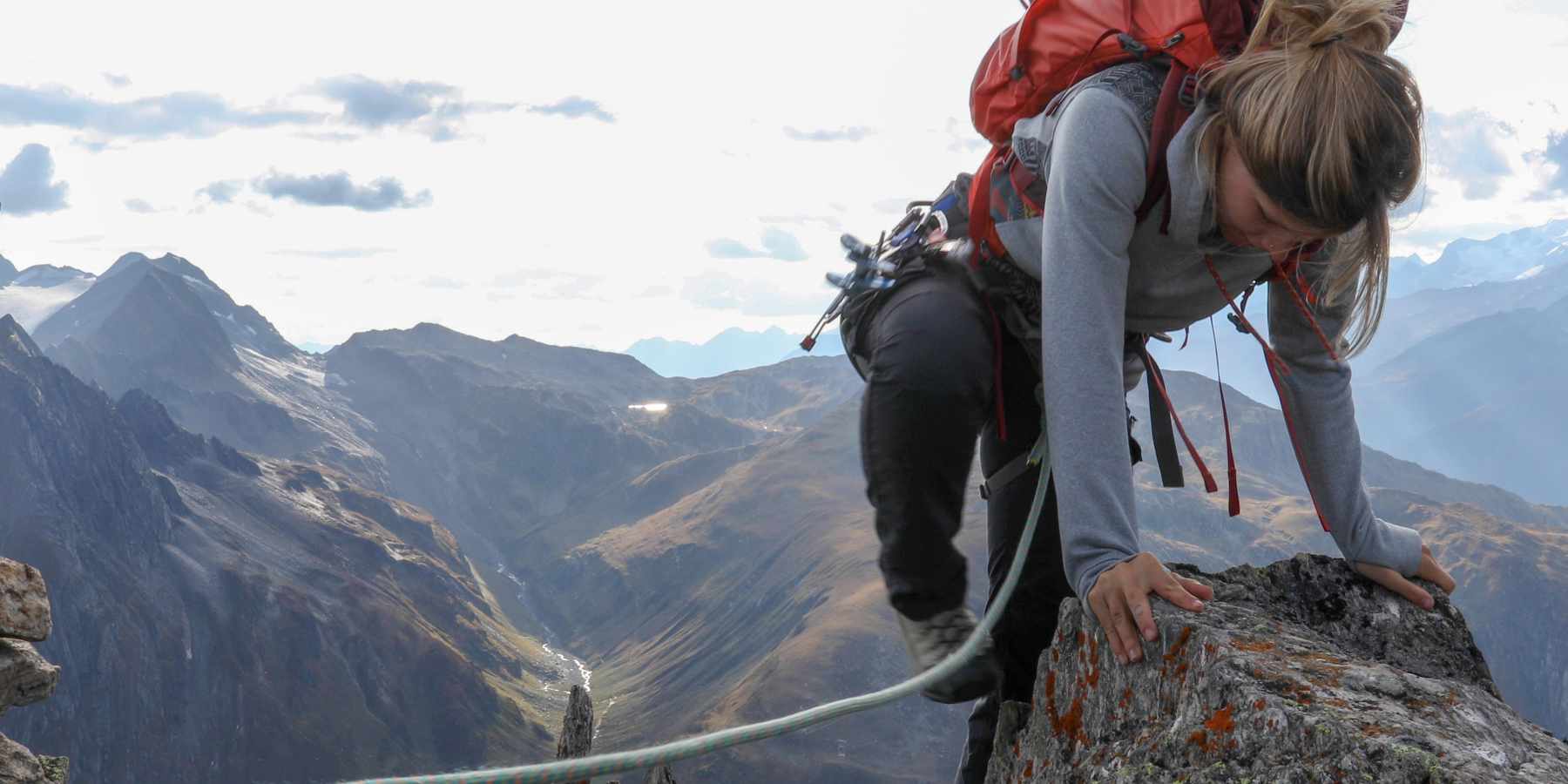 Bergsteigerin_Gipfel_iStock
